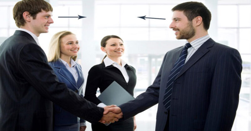 Giao tiếp bằng mắt với khách hàng, đối tác và người đang nói chuyện đối chuyện thể hiện sự lắng nghe và thấu hiểu 