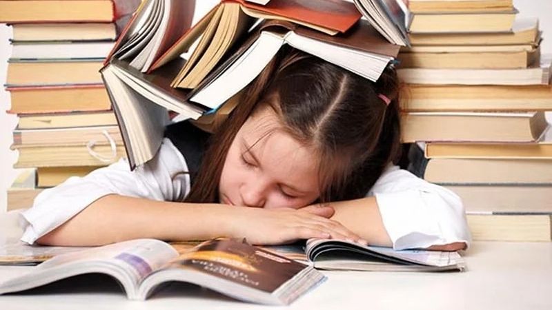 áp lực do học nhiều